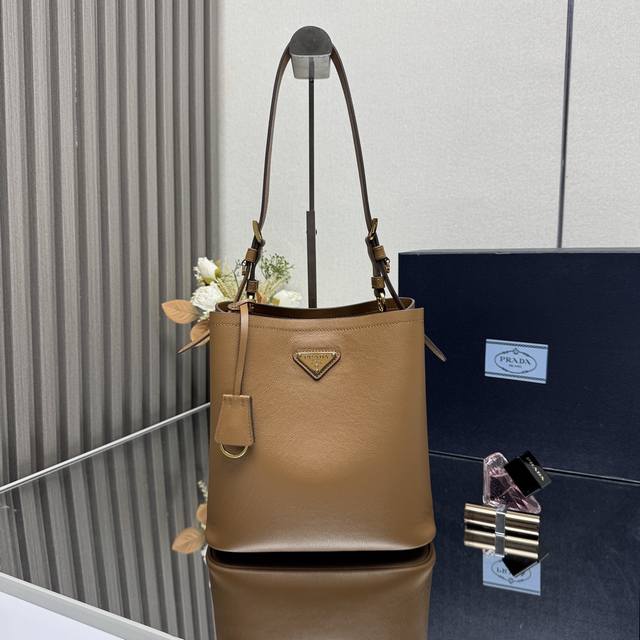 Top Original New Product 1Be080 Bucket Bag This Leather Handbag Has Soft Lines A