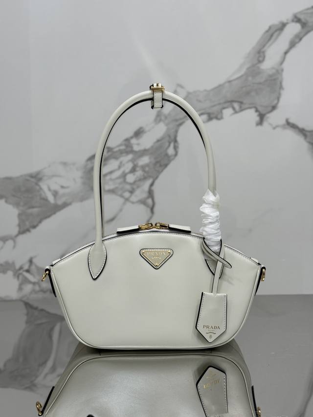 Long Wrist Dumpling Bag The Latest Model Is Online. The Rounded And Smooth Bag M