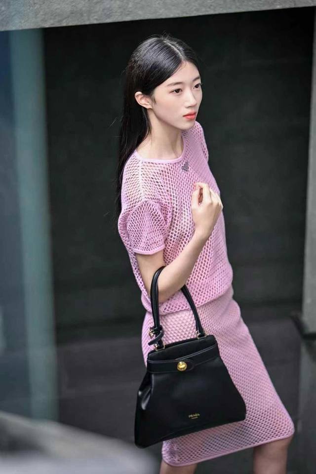 Top Original 2025Ss New 1Bg567 Long Handle Carey Medium Handbag, Futuristic And