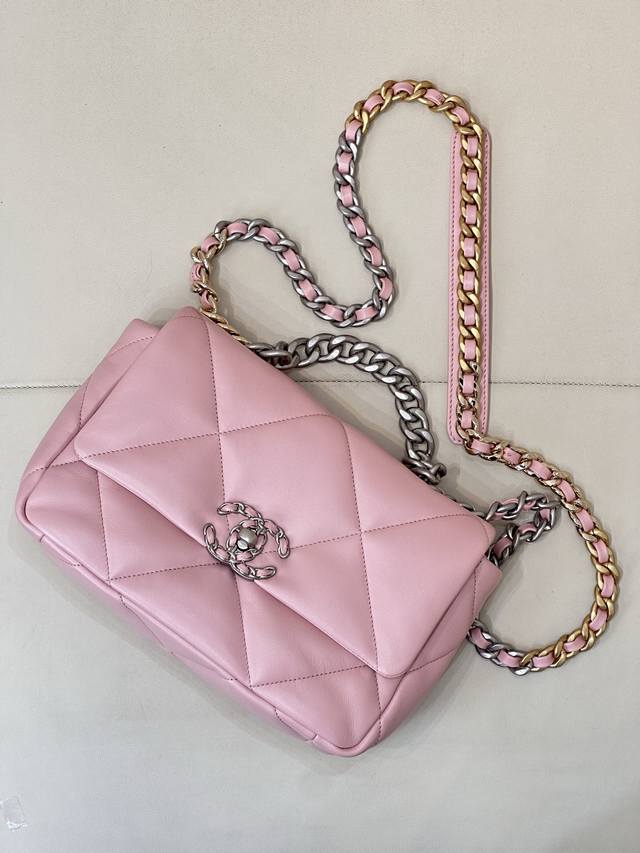 1160 The Most Attractive And Eye-Catching Thing About 19Bag Is Its Shoulder Stra