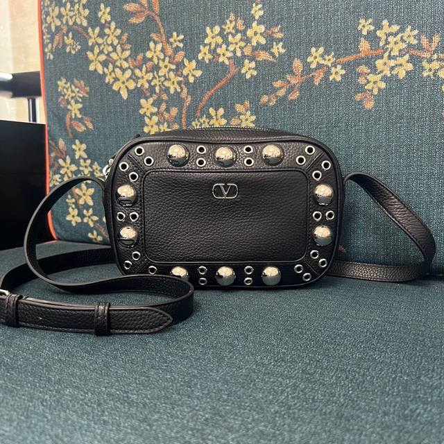 Model: Garavani Chain Bag In Nellcte Grained Calfskin With Ball Studs And Circul