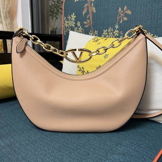 Large Model:2081A Pebble D Garavani Vlogo Moon Small Chain Hobo Bag In Leather.