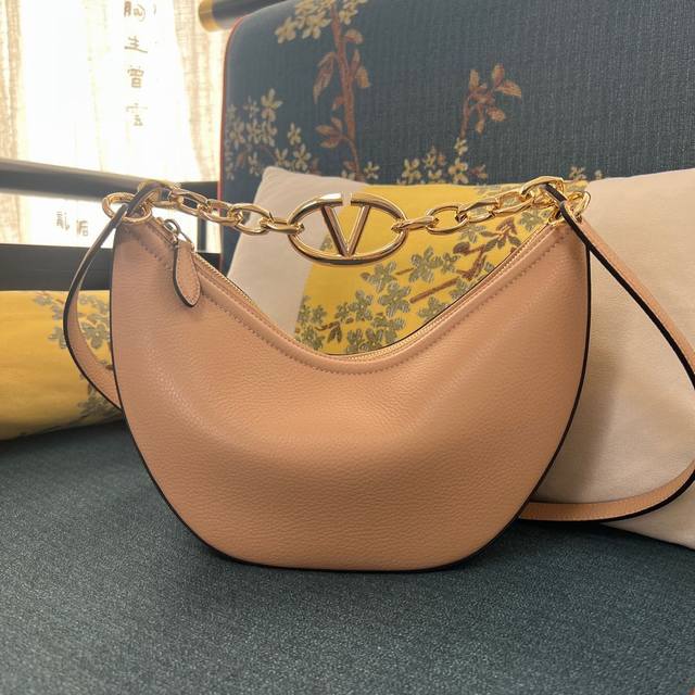 Small Model:2080A Pebble D Garavani Vlogo Moon Small Chain Hobo Bag In Leather.