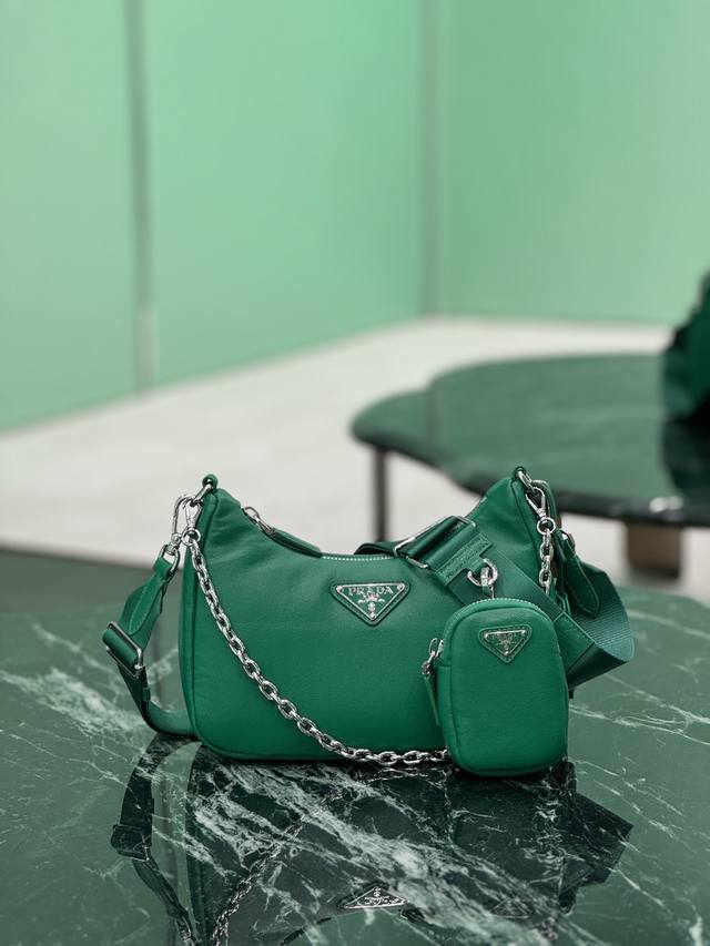 Lambskin 3-In-1 This 3-In-1 Padded Shoulder Bag Is Made Of Soft Lambskin Leather