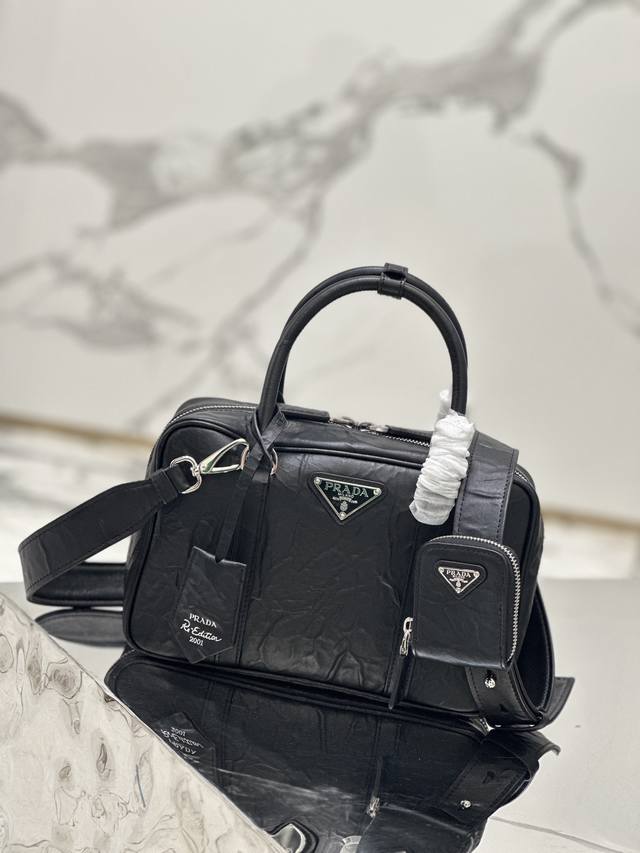 Runway Pleated Bag This Casual And Classic Handbag Is Made Of Soft Sheepskin Ins