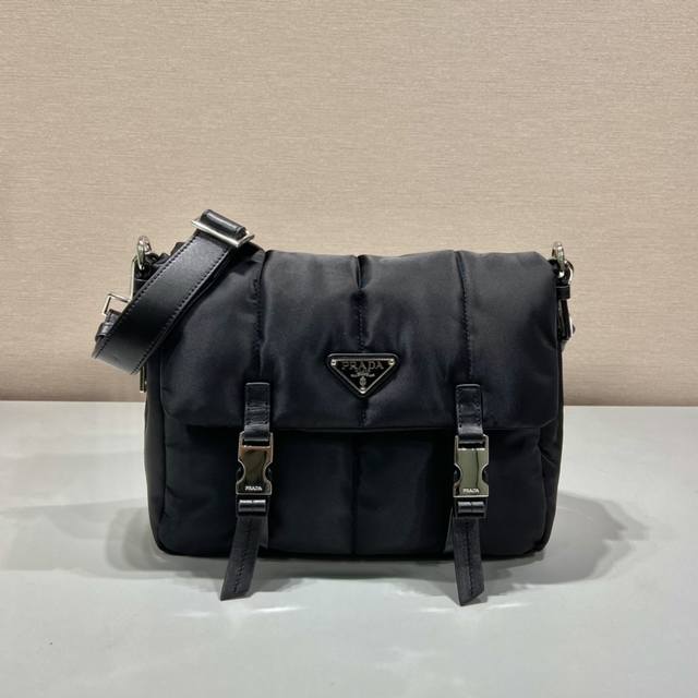 1Bh618 This Used Is Made Of Imported Nylon Fabric And Top-Grade Hardware. It Is