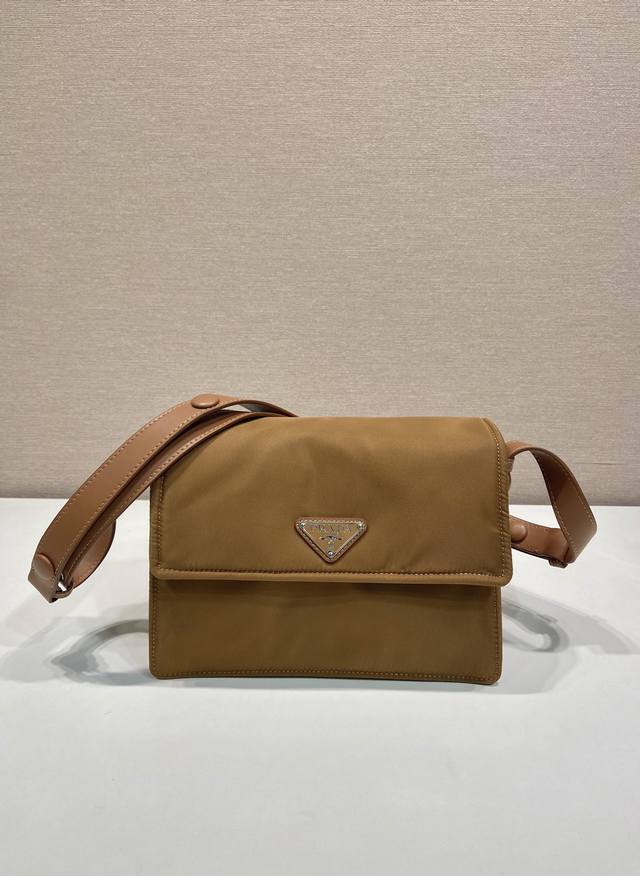 With Counter Packaging. The New Color Of The Popular Messenger Bag Is So Cute. T