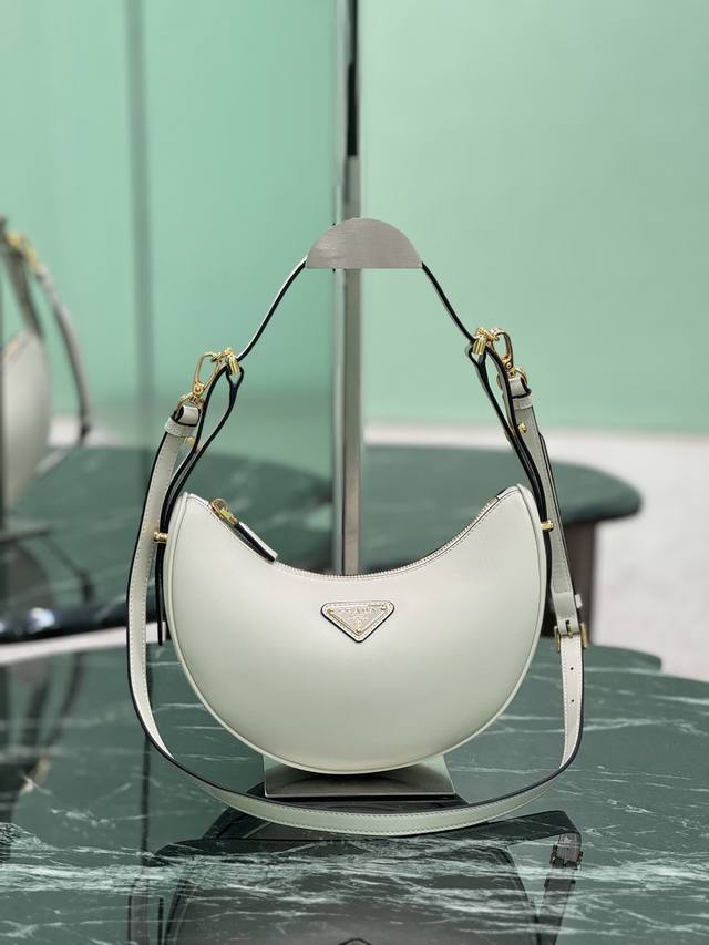 Moon Handbag New Version This Simple Moon Handbag Is Made Of Cowhide And Shows T