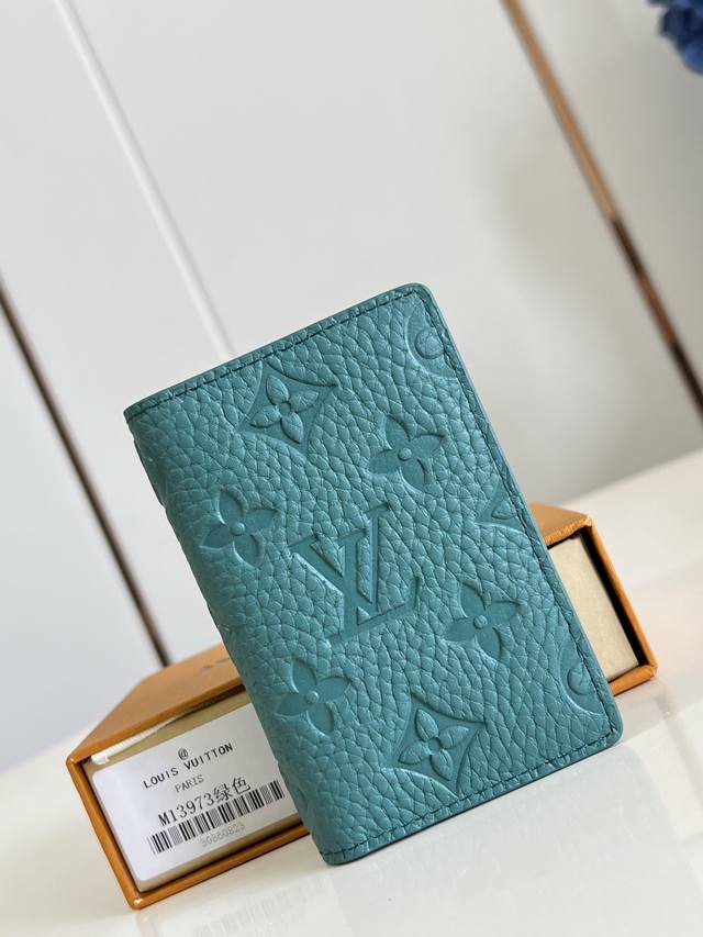 Factory Price P Top Original M13973 Green This Pocket Wallet Is Made Of Grained