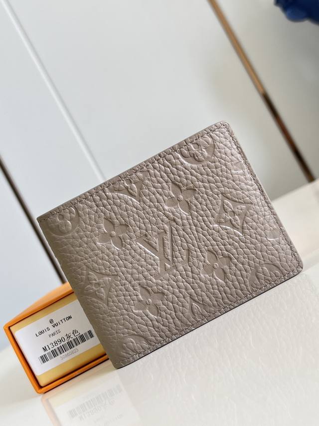 Factory Price P Top Original M13890 Grey This Multiple Wallet Is Made Of Grained