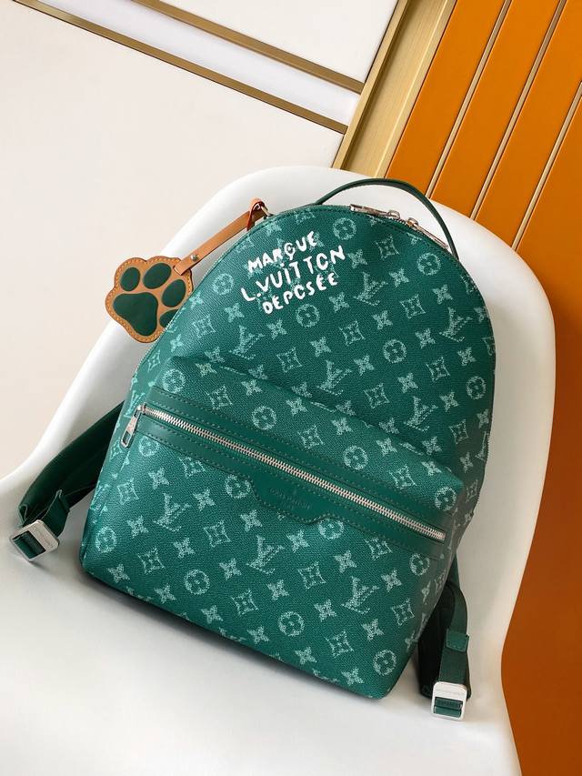 163C01 Chip Top Original M12780 Green M14184 Discovery Small Backpack Is Made Of