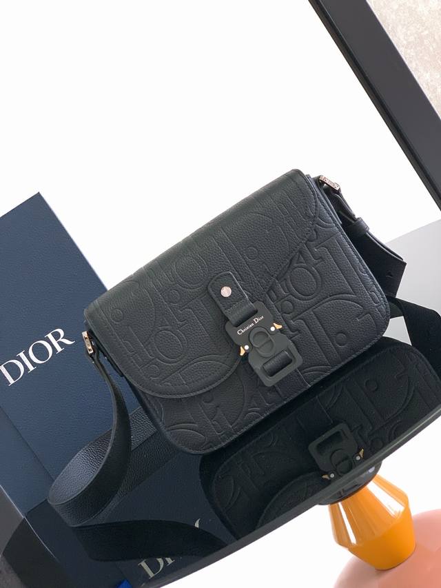 This Saddle Flap Messenger Bag Is Stylish And Sophisticated. Dior Gravity Print