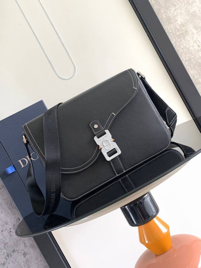 Large With A Timeless Design That Exudes Refined Elegance, This Saddle Messenger