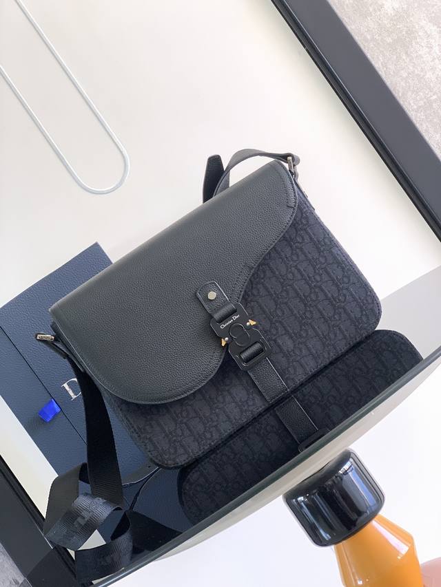 Large With A Timeless Design That Exudes Refined Elegance, This Saddle Messenger