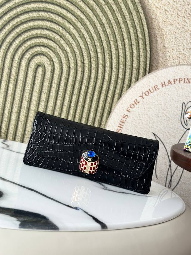 Original Leather Used Crocodile Pattern Chanel Most Classic Hand-Held Evening Ba