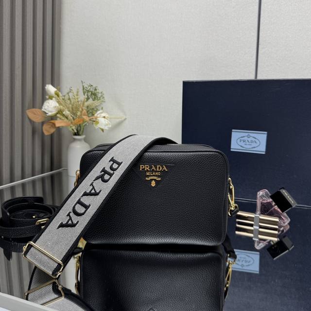 Genuine Top-Grade Original New 82 Shoulder Straps This Versatile Handbag Is Made