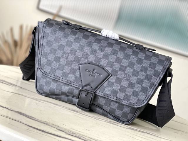 Top Original M46685 Black Montsouris Messenger Bag Is Made Of Monogram Eclipse C
