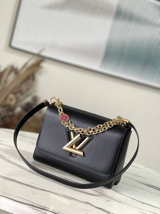Top Layer Leather Top Original M 6 Black This Twist Medium Handbag Incorporates