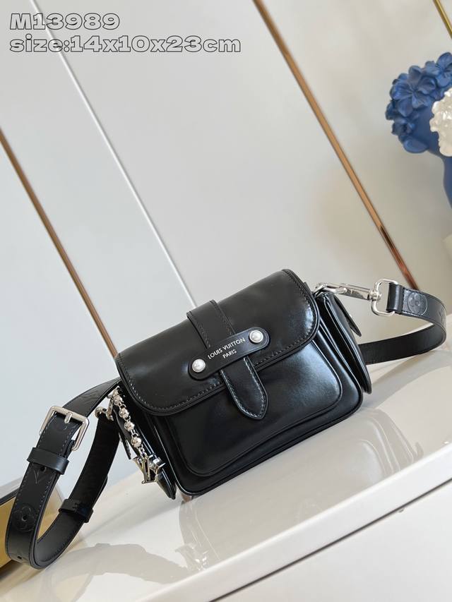Top Original Single M13989 This Cargo Mini Handbag Shows The Relaxed Charm With