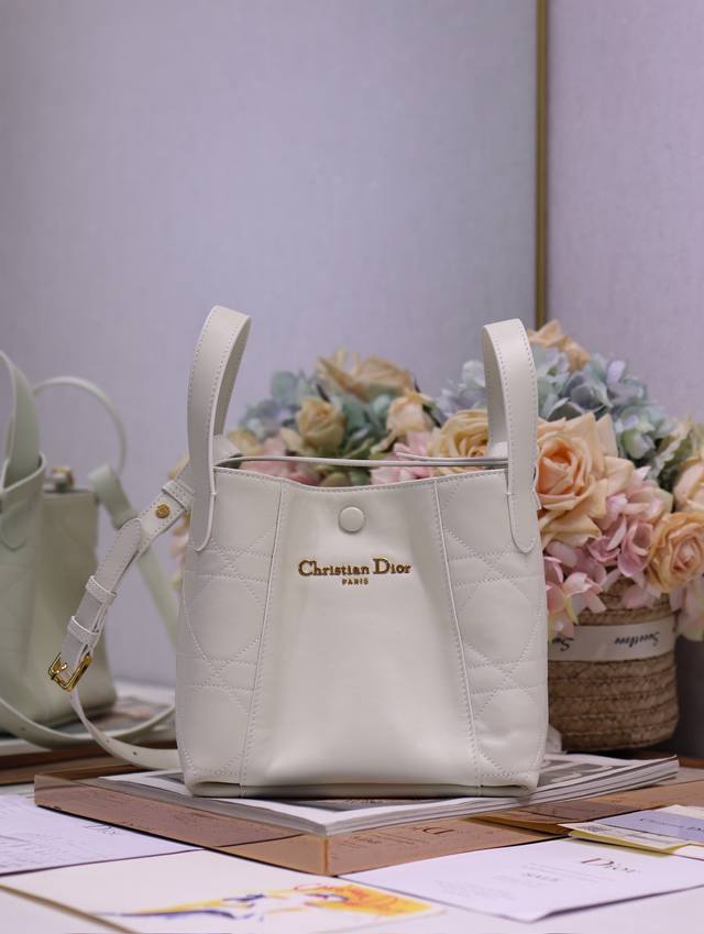 Top Original Order With Full Packaging #Small Signature Bucket Bag Handbag White