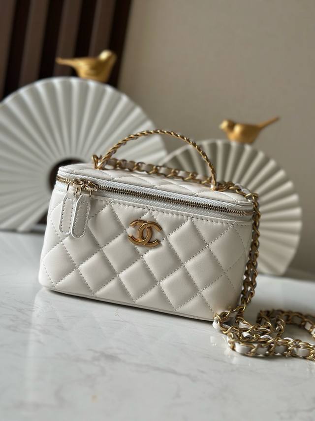 Latest Version: Chanel Chanel P New Box Chanel New Sheepskin Handle Letter Box B