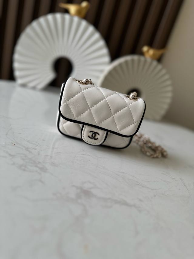 New 25P Chane1 Cartoon Small Bag In Black And White. The Small And Exquisite Bod