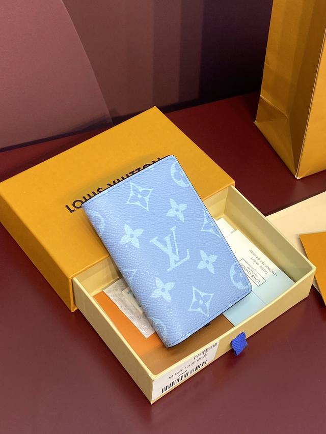 Factory Price P M14113 Sky Blue! The Card Holder Is Exquisitely Coloured With A