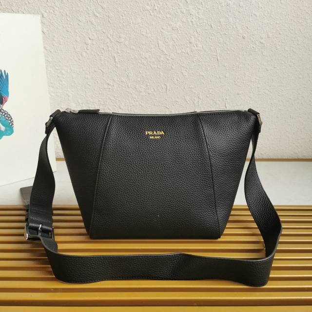 Top Original New Messenger Bag 2Vh178 This Handbag Is Made Of Soft Grain Leather