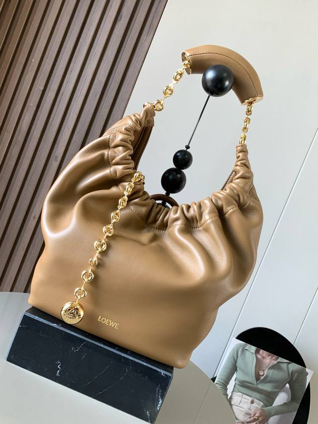 The Same Small Nappa Leather Squeeze Handbag As The Celebrity Is A New Exquisite