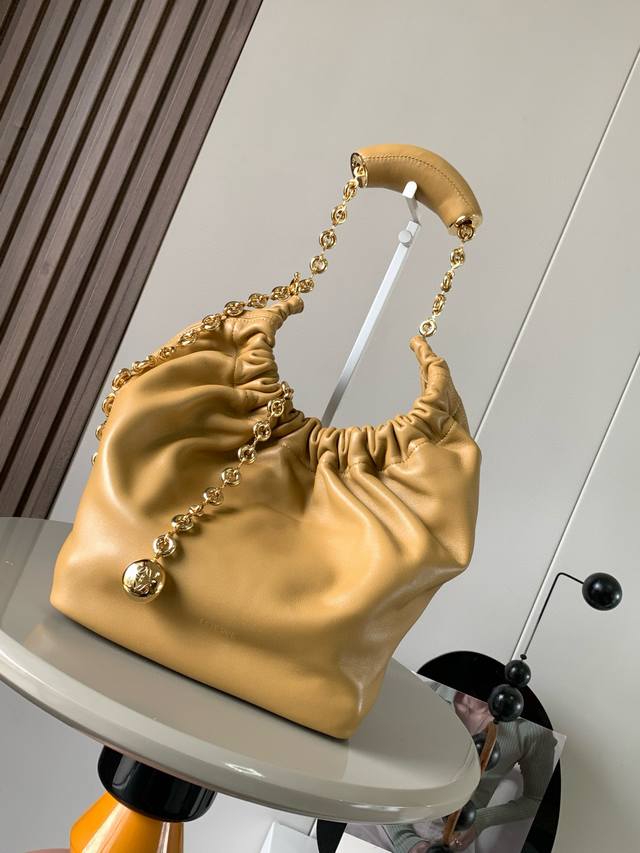 The Small Nappa Leather Squeeze Handbag Of The Same Style As Celebrities Is A De