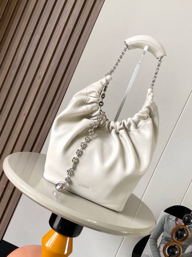 The Same Small Nappa Leather Squeeze Handbag As The Celebrity Is A New Exquisite