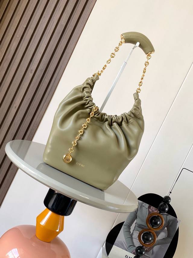 The Same Small Nappa Leather Squeeze Handbag As The Celebrity Is A New Exquisite