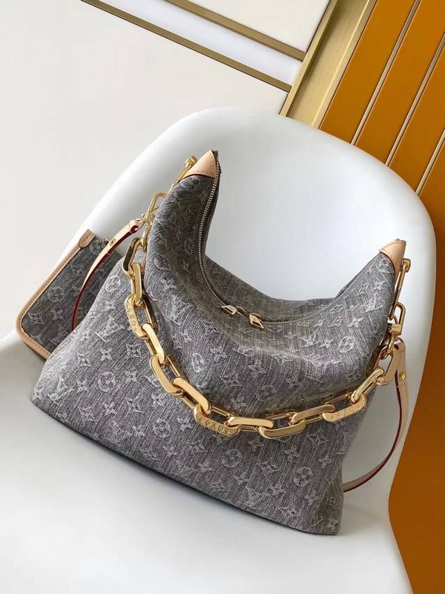 M13390 163This Coussin Hobo Mm Bag Celebrates The Return Of The Brand's Iconic M