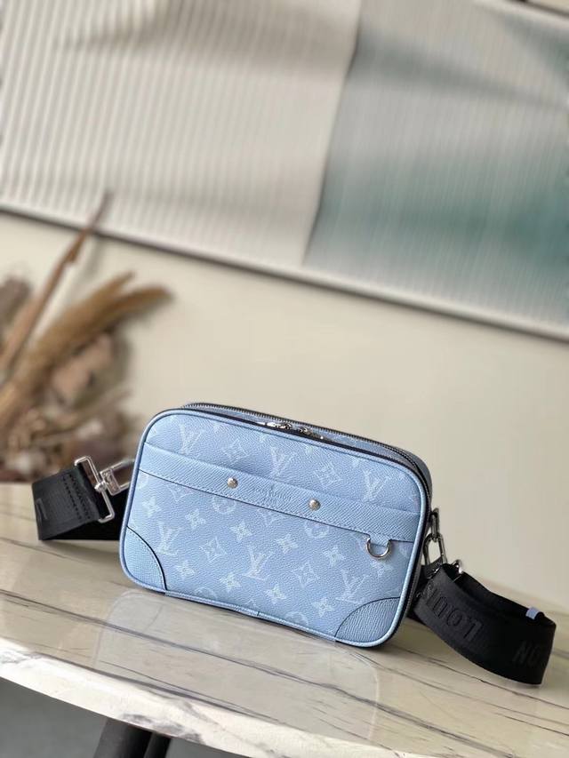 Original Leather Top-Grade Original M14073 This Alpha Messenger Bag Is Made Of T