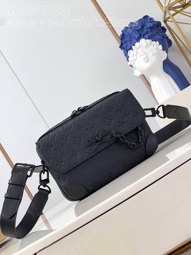 Top Original Single Home Real Shot M23742 Embossed This Steamer Messenger Bag Is