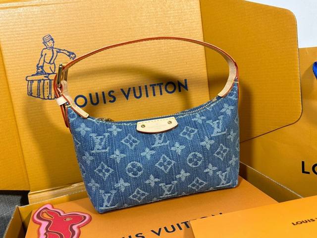 Top Original M82949, Mini Moon Handbag Uses Soft Monogram Empreinte, Making The