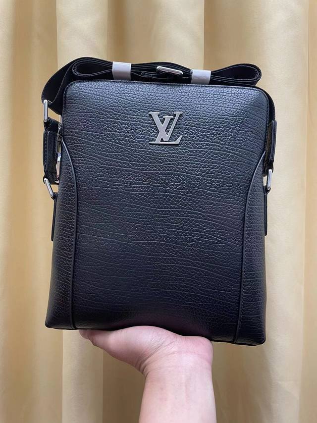 Launches The Hottest Messenger Bag. Made Of Top-Grade Italian Imported Cowhide.