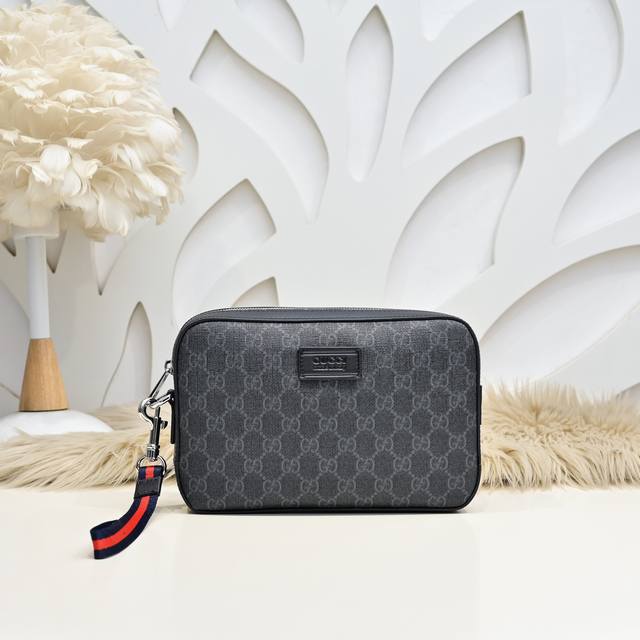 Gucci-Gucci's Latest Men's Handbags Are Made Of Imported Calfskin Leather. The L