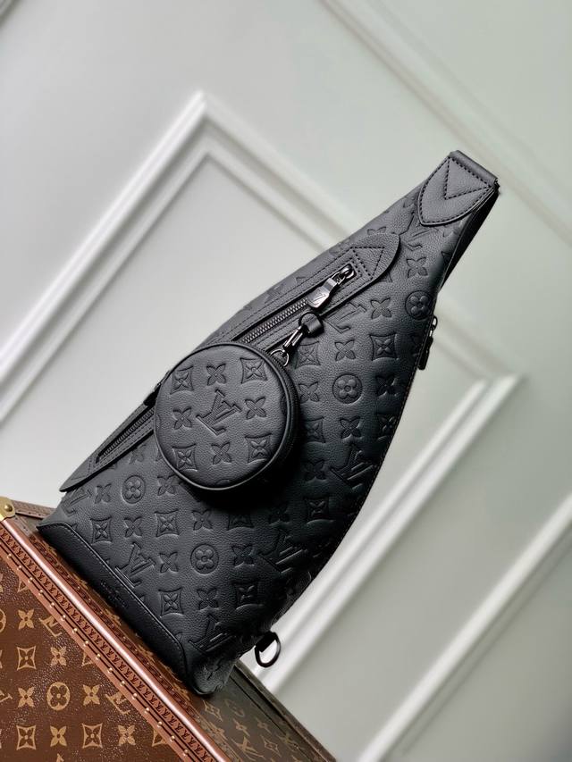Louis Vuitton Exclusive M2 This Duo Shoulder Bag Is Shaped With Soft Cowhide Lea