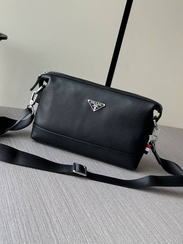 The Latest Hot Prada Handbag Shoulder Bag From The Top Counter Is Shipped In Lar