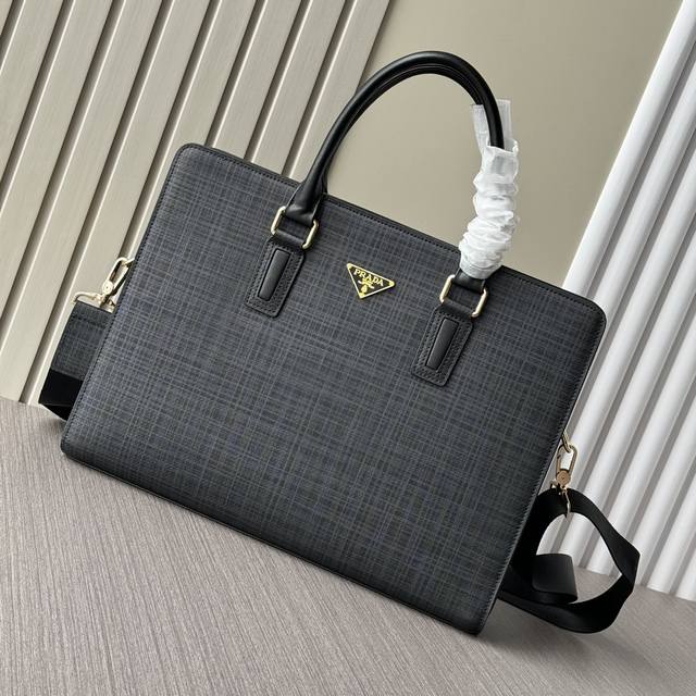 The Latest And Hottest Prada Double Zipper Handbags From The Top Counters Are Sh