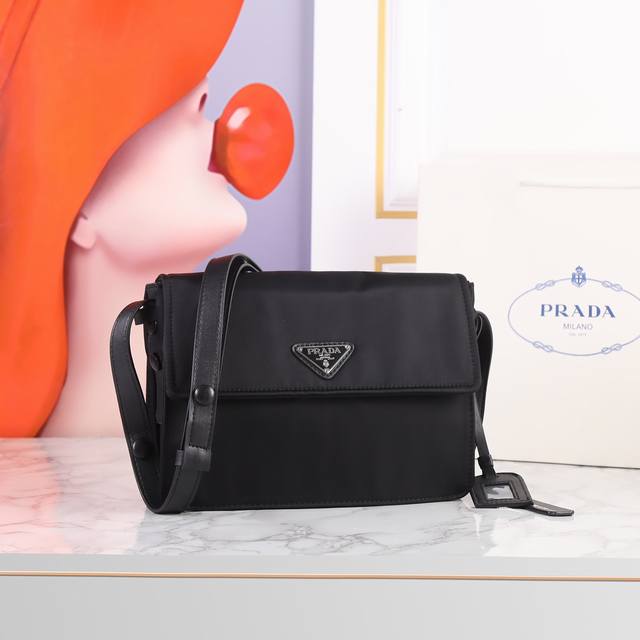 Returned Popular Messenger Bag Mini Size Is So Cute. This Shoulder Bag Is Made O