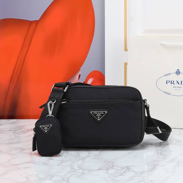 Return 3 In 1 1Bc167 This Rectangular Shoulder Bag Is Compact In Design, Showing