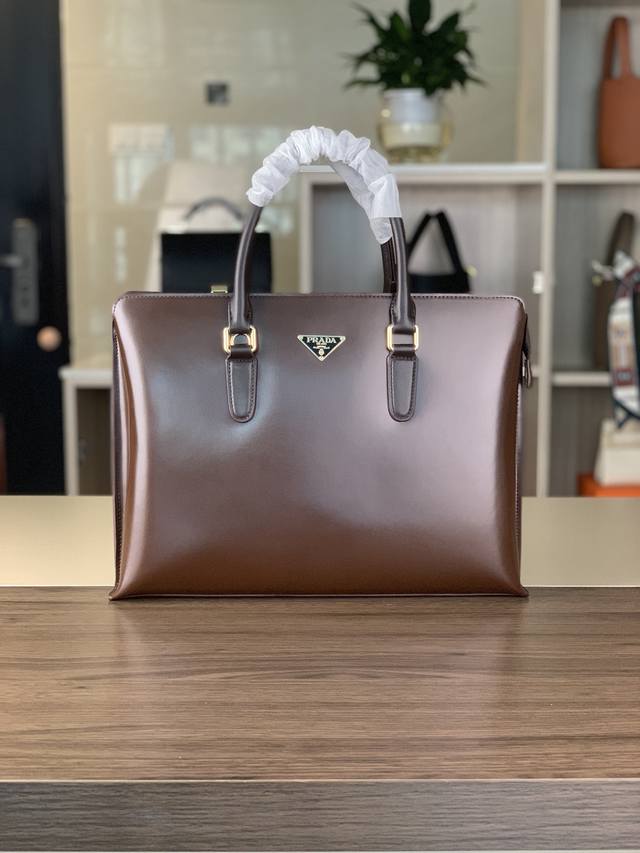 The Latest Hottest Prada Imported Leather Handbags Are Shipped In Large Quantiti