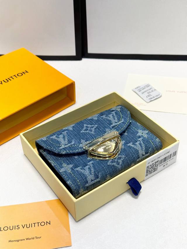 Color Blue Size 12X9.5X1.5 The "Portefeuille Victorine" Is Made Of Stone-Washed