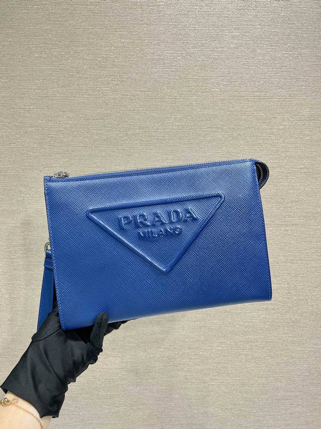 New Clutch 39 This Clutch Cleverly Creates A 3D Effect, Releasing The Charm Of M