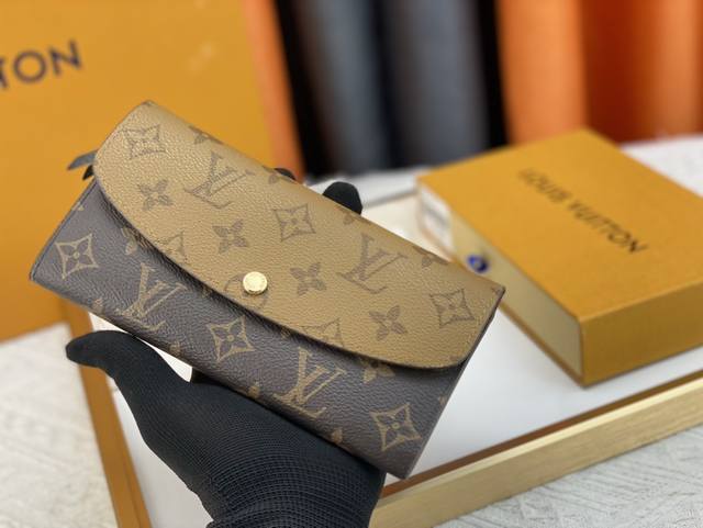 Top Original M60136 Gold Buckle The Emilie Wallet Is Practical And Beautifully D