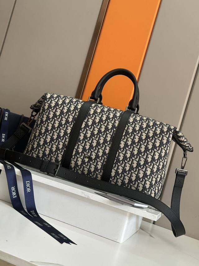 New To The Spring 2024 Men's Collection, The Weekender 40 Is A Timeless And Eleg