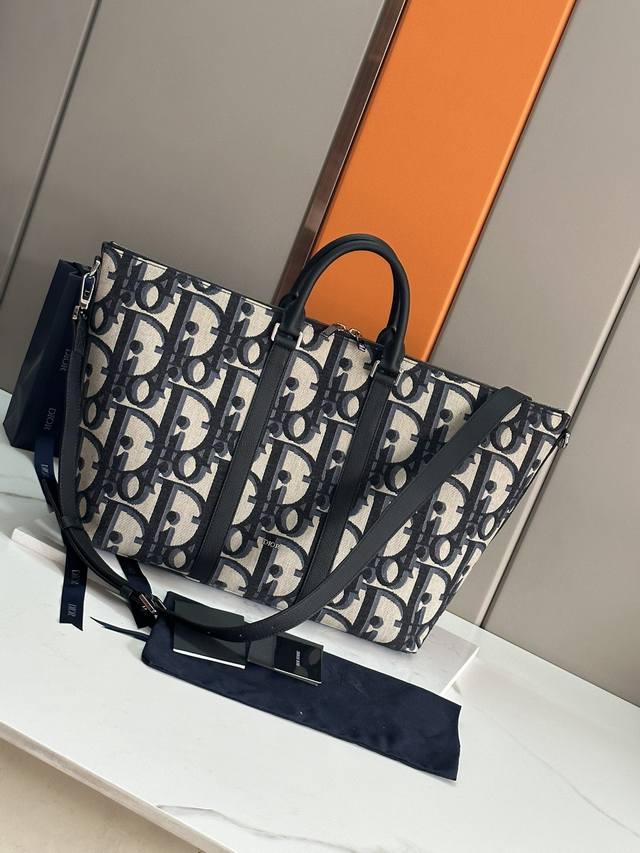 New To The Spring 2024 Men's Collection, The Weekender 40 Is A Timeless And Eleg