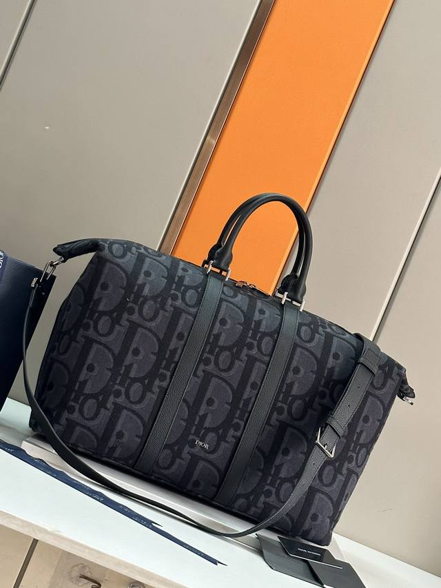 New To The Spring 2024 Men's Collection, The Weekender 50 Is A Timeless And Eleg